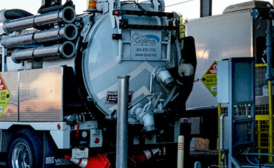 Mazut iscurio na magistralni put, policija i vatrogasci na terenu