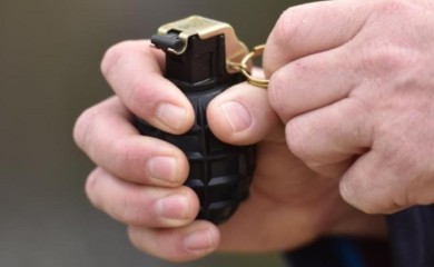 Drama u Šamcu: Bacio tri bombe na kafić i uperio zolju