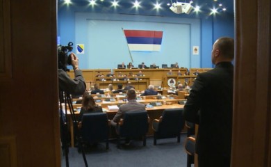 Poslanici se vratili u skupštinske klupe