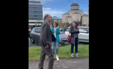 Rektor Đokić stigao na saslušanje u policiju, masa studenata ga dočekala aplauzima VIDEO