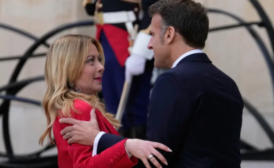 Poljubac Meloni i Makrona postao viralan (VIDEO)