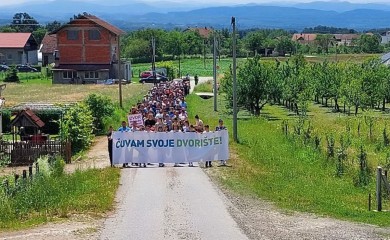 Cijelo selo kod Prijedora na protestu: Čuvamo svoje dvorište, nećemo rudnik