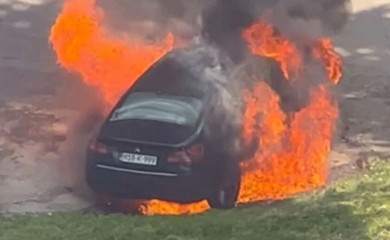 Vatra progutala automobil na parkingu na Grbavici