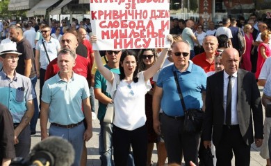 Jelena Trivić na protestnoj šetnji “Mišljenje nije krivično djelo” (FOTO)