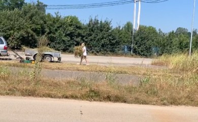 Došli na godišnji odmor u BiH pa kosili travu oko graničnog prelaza (VIDEO)