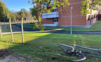 Vozač kroz ogradu uletio automobilom u školsko dvorište