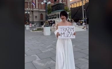 URNEBESNE REAKCIJE: Centrom grada šetala u vjenčanici s natpisom “tražim muža” VIDEO