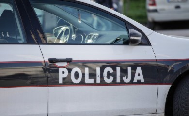 Mladić kamionom udario staricu