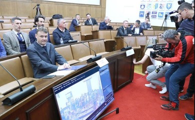 Umalo se potukli Grmoja i Zekanović, razdojili ih poslanici