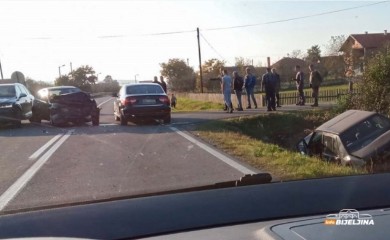 Udes na magistralnom putu Bijeljina - Ugljevik, ozilo završilo u kanalu