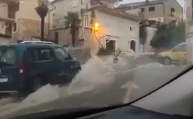 Obilne kiše izazvale kolaps, potopljenje ulice VIDEO