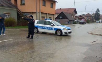Kiša napravila haos u Prijedoru, voda se izlijeva na ulice