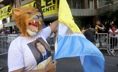 Motorka i maska lava: Ko je kontroverzni argentinski predsjednički kandidat Havijer Milei?