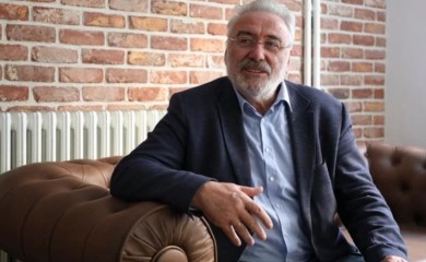 „Ljudi koji imaju plave i zelene oči ukrštali su se sa vanzemaljcima“ Ko je DOKTOR HAOS za koga je u Srbiji glasalo 180.000 ljudi