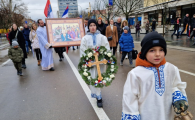Plivaće se za Časni krst: Krenula bogojavljenska litija ulicama Banjaluke