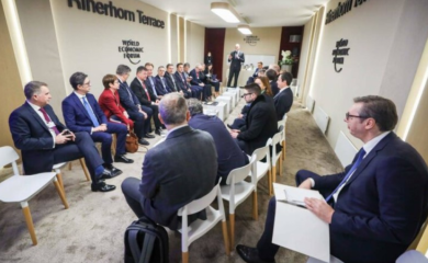 Vučić sam sjedi u Davosu: Nisam jadnik da me žale