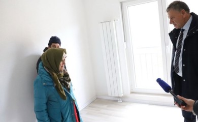 SKLONJENI SA KIŠE: Majka i sin u Zenici živjeli na otvorenom, gradonačelnik im našao smještaj