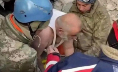 Nije htio da je baci: Izvučen iz ruševina sa cigaretom u ustima (VIDEO)