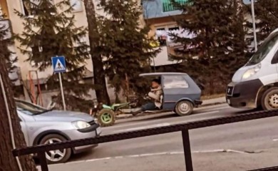 Nesvakidašnja scena: Neobično vozilo “krstari” ulicama Kotor Varoša