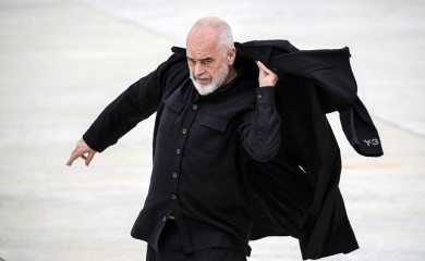 Edi Rama gurnuo novinarku, nije mu se svidjelo pitanje (VIDEO)