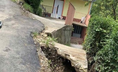 Mještani banjalučkog naselja zabrinuti: Dok nadležni snimaju teren, kuća i dalje visi zbog odrona