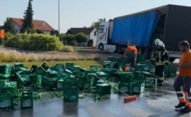 Pivopije u šoku: Desetine gajbi izletjele iz kamiona i prosule se po putu VIDEO