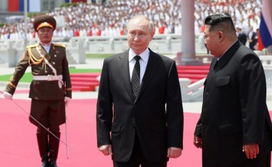 Putin poklonio Kimu rusku limuzinu i servis za čaj, on ga nazvao najdražim prijateljem (FOTO)