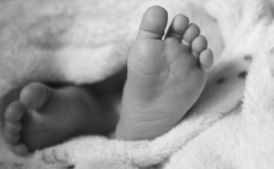 Detalji užasa u UKC: Majka galamila i tresla bebu, skinula je sa kiseonika