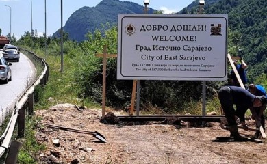 Ponovo postavljena tabla o 157.000 Srba, slijedi prijava protiv Karićeve