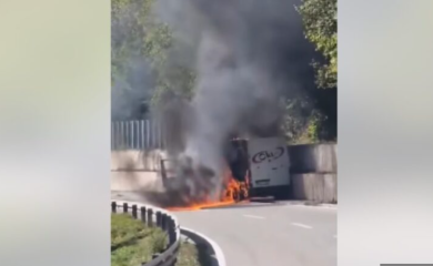 Nije mu bilo spasa: Požar progutao “mercedes” VIDEO
