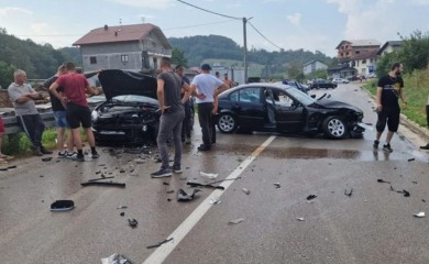Dijelovi vozila rasuti po cesti: Težak sudar BMW-a i golfa
