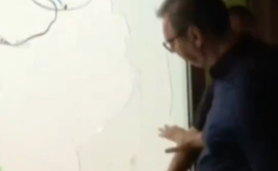 Vučić pipao razbijeno staklo na prostorijama SNS-a pa se porezao VIDEO