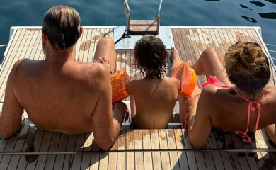 Najveći zavodnik regiona u sedmoj deceniji vozi jedrilicu: 32 godine mlađa supruga se pohvalila na mrežama