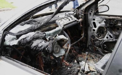 Ostavili upaljen roštilj, izgorjelo 11 automobila