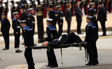 Incident na sahrani kraljice Elizabete: Policajac pao u nesvijest, odnijeli ga na nosilima