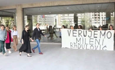 Prekinuto suđenje Miki Aleksiću: Branilac urlao na sudiju, tvrdio da ga glumica Milena Radulović ispravlja