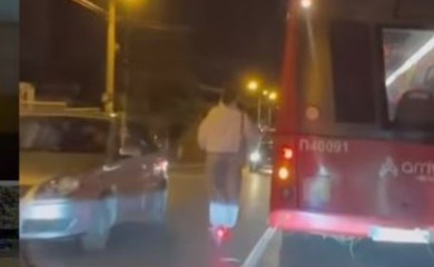 Djevojka na trotinetu preticala autobus, ljudi u šoku: Ubiće je neko. Ostroga mi… VIDEO