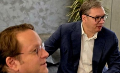 Vučić sa Varheljijem: Informisao sam komesara o zabrinjavajućoj situaciji na KiM