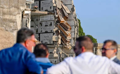 Srušilo se groblje u Napulju, sanduci vise sa litice