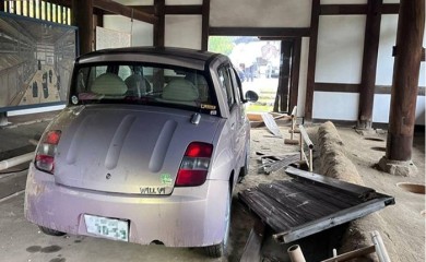 Automobilom se zabio u najstariji toalet u Japanu, star oko 600 godina