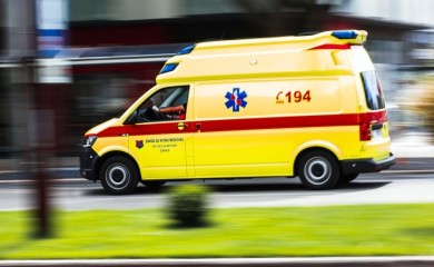 SPLIT: Vozilo hitne pomoći sletjelo s ceste