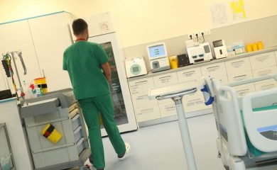 Krenula kući sa bebom, pa polomila kuk na pragu bolnice