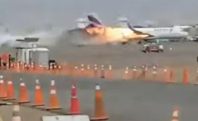Avion naletio na kamion, stradala dvojica vatrogasaca (VIDEO)