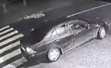 Muškarac šetao pješačkim prelazom, udario ga vozač Mercedesa