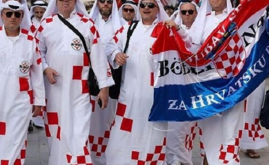 Hrvatski navijači u arapskim haljinama postali glavna atrakcija