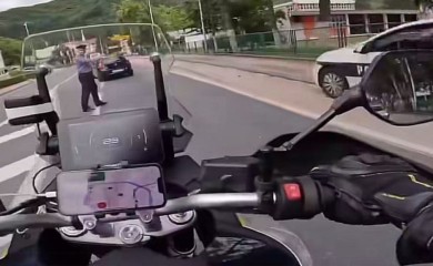Turisti iz Turske snimili policajca kako uzima mito: Napisao kaznu pa “poklekao” pred 20 evra (VIDEO)