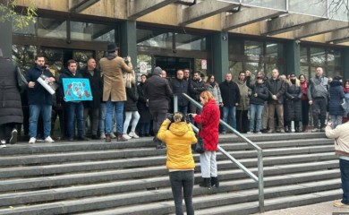 Protest u Novom Sadu: Blokirana zgrada Tužilaštva, interveniše policija