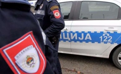 Uhapšena dva pijana muškarca zbog nanošenja tjelesnih povreda i vrijeđanja policije