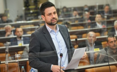Amidžić: Neprihvatljivo izdvajanje basnoslovnih cifara za koncerte, a penzioneri ispaštaju