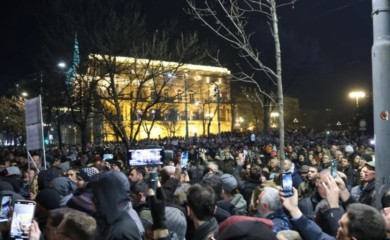 Gurali se i pokušali ukloniti ZAŠTITNU OGRADU: Uhapšene dvoje sa protesta ispred RIK u Beogradu